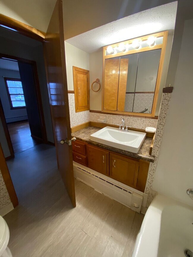 Building Photo - Cozy Home with Double Stall Garage