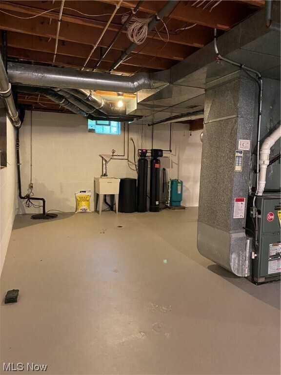 Building Photo - 10 Maple Ln