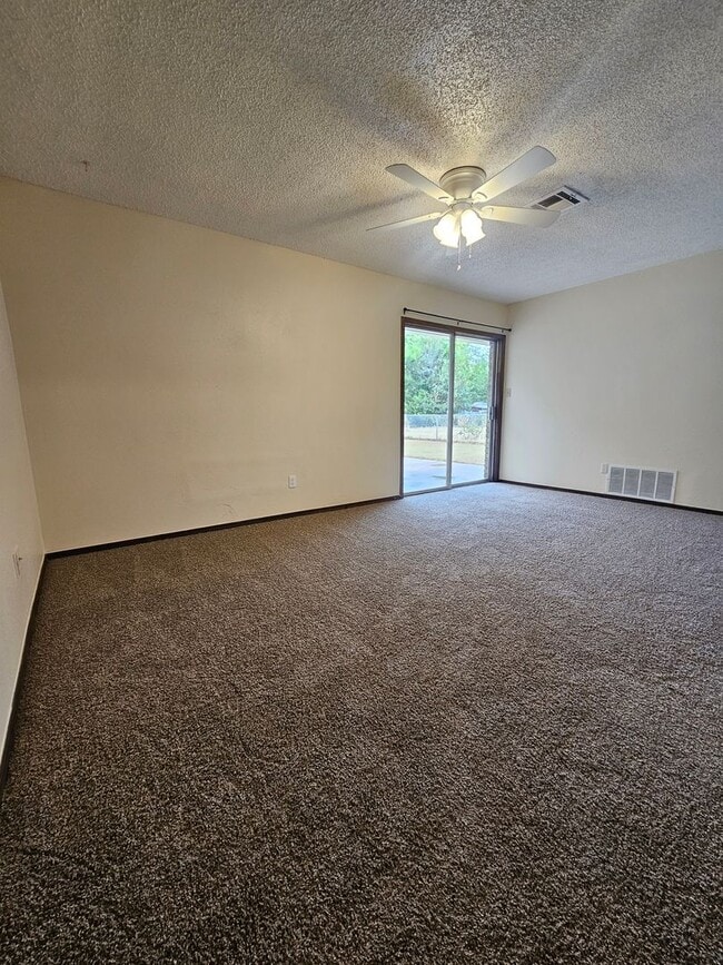 Building Photo - (4) Bed/(2) Bath New Flooring and Fresh Paint Avail NOW!