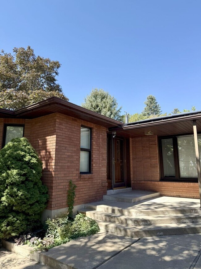 Building Photo - Spacious 5 Bedroom, 2 Bath Home with Moder...
