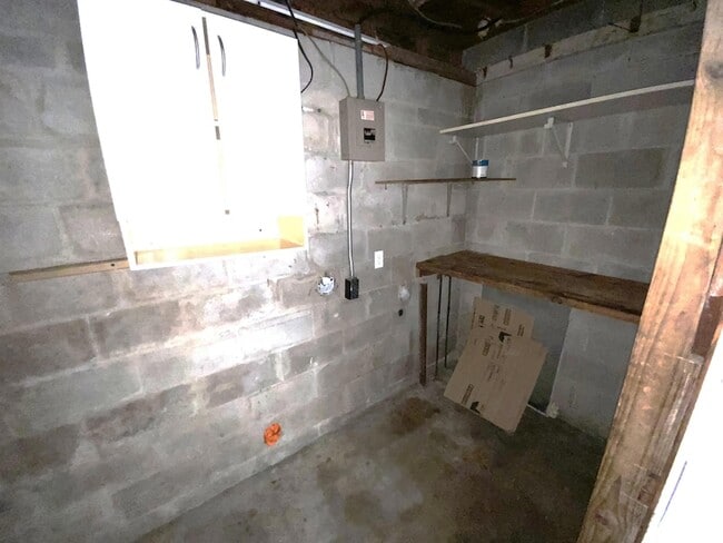 Building Photo - 2408 Gillis St