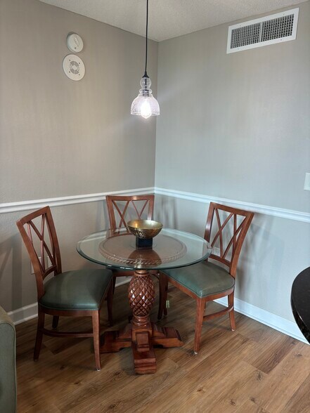 Building Photo - 215 77th Ave N