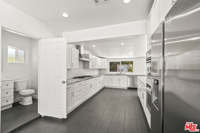 Building Photo - 23046 Leonora Dr