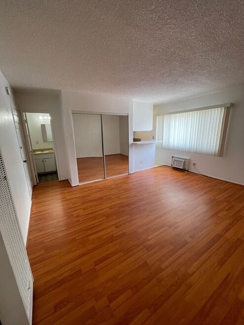 Building Photo - 1260 Beachwood Dr