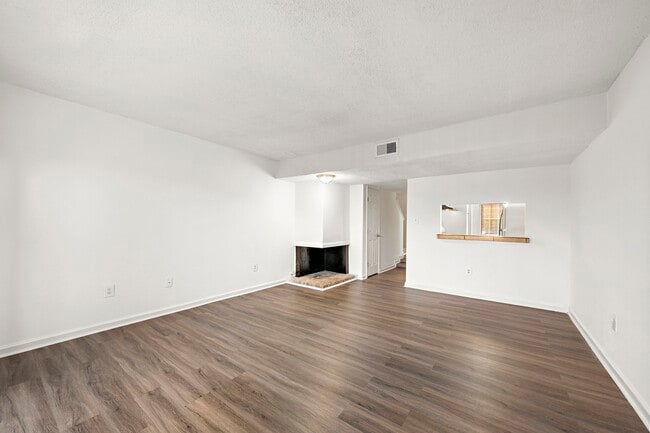 Building Photo - 711 Holiday Dr