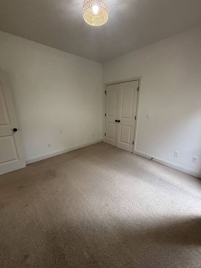 Building Photo - 3 Bed 2 Bath Home In Westover With A 2 Car Garage