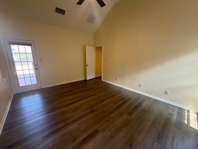 Building Photo - 3 bed 2 bath 2 car garage & pool.