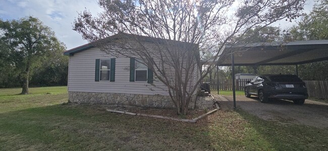 Building Photo - Move-in Ready