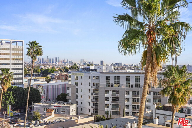 Building Photo - 7135 Hollywood Blvd