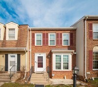 Building Photo - Gorgeous and updated 3Bd/2.5Bth townhome in the Town of Forest Hills! w/2 assigned parking space!