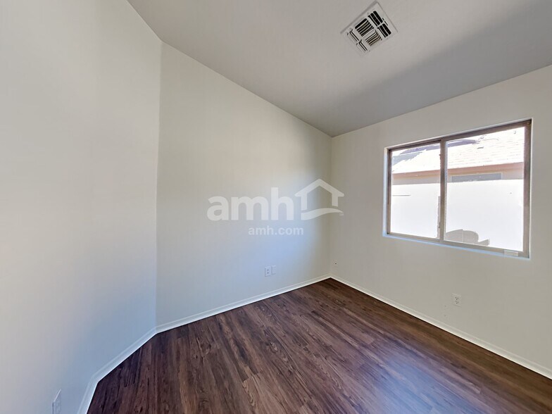 Building Photo - 4324 W Darrow St