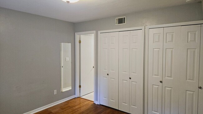 Building Photo - 2BR/2BA just minutes from Shands Hospital ...