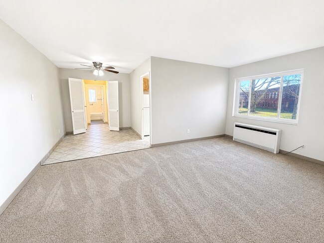 Interior Photo - SAVOY APTS -- 058