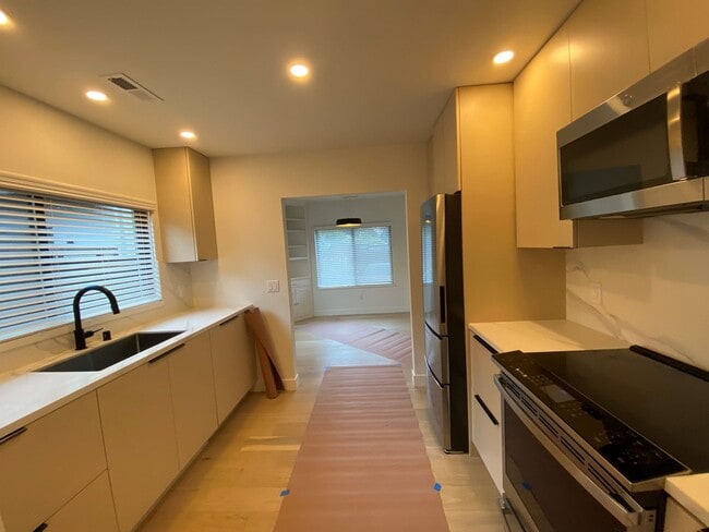 Building Photo - Cute, central, fully remodeled 2 bedroom home