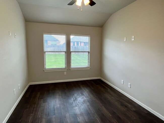 Building Photo - Large 3 Bed, 2 Bath in Beautifully Well-Ma...