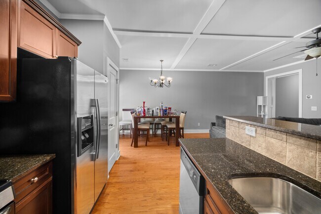 Building Photo - 1094 N Village Dr
