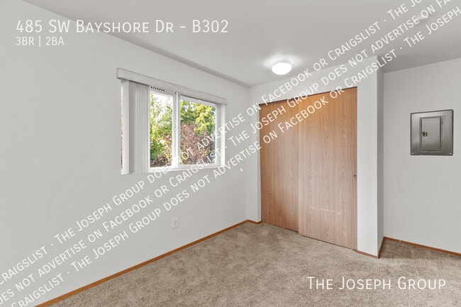 Building Photo - 485 SW Bayshore Dr