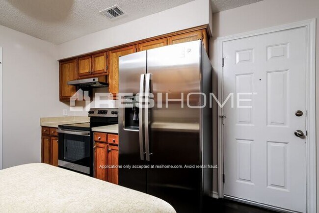 Building Photo - "Welcome Home! Get 1 month FREE RENT when ...