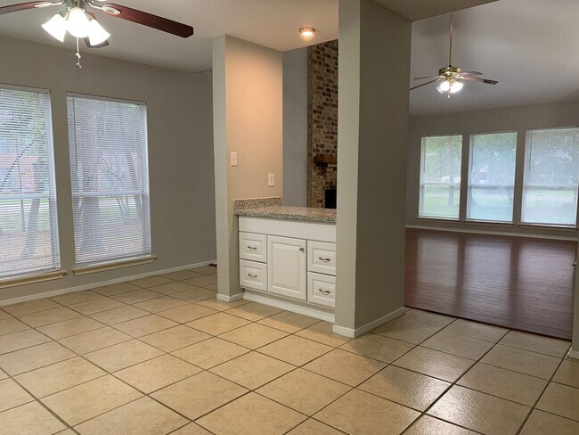 Building Photo - Great Floor Plan
