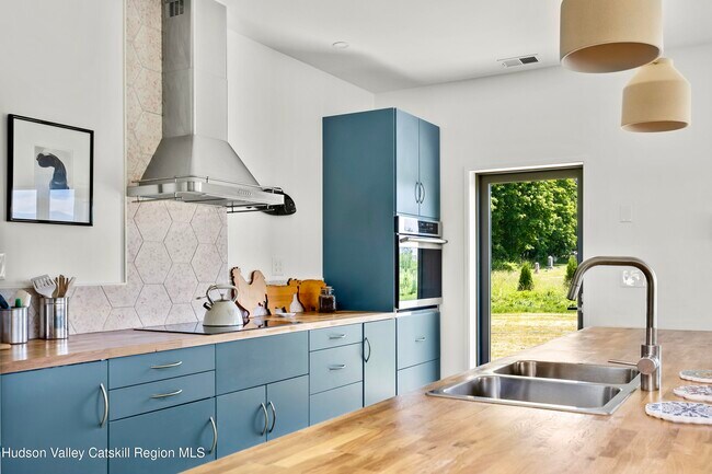 Building Photo - 88 Hover Ave