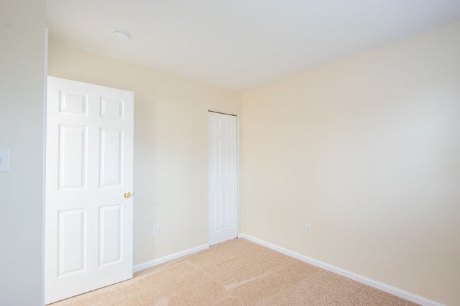 Building Photo - Great - 2 BEDROOM - Bright Open Floor Plan !!