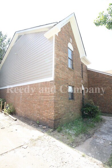 Building Photo - 5875 Jardin Pl