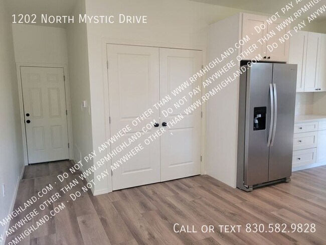 Building Photo - 1202 Mystic Dr