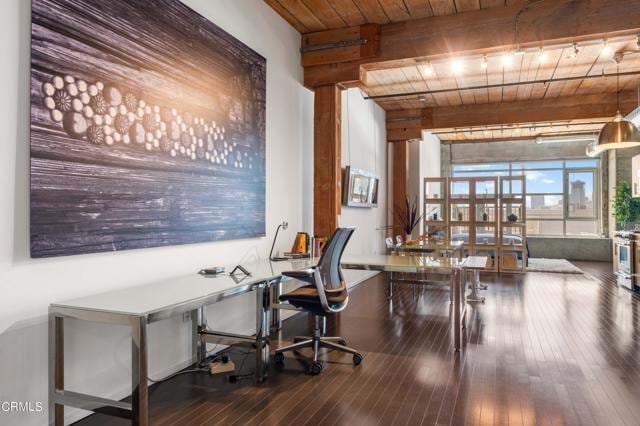 Building Photo - 530 S Hewitt St