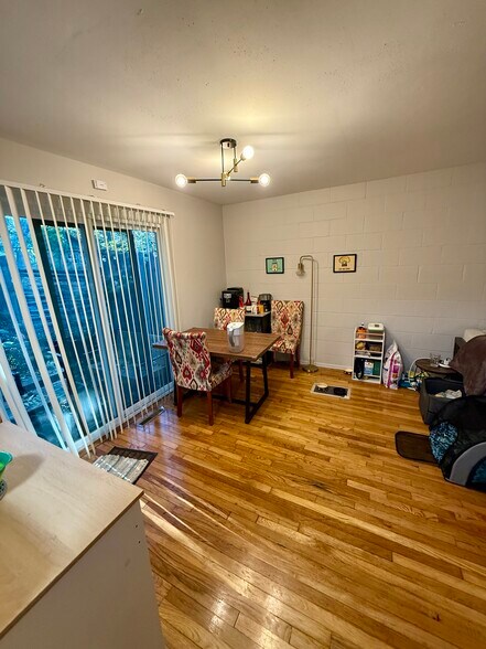 Building Photo - 2 Charles St