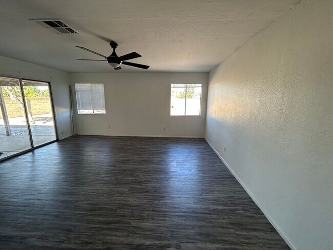 Building Photo - 3 Bedroom 2 Bathroom Parkview North Home