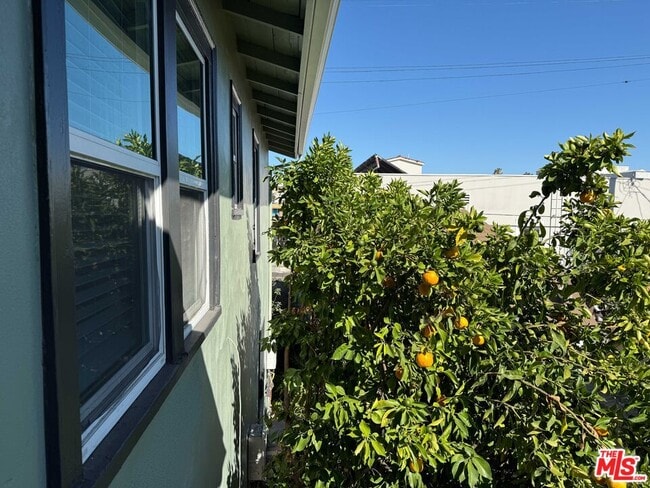 Building Photo - 338 S Benton Way