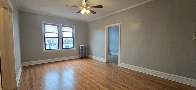 Building Photo - 3412 W Montrose Ave