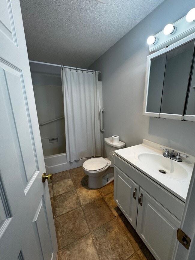 Building Photo - Bright & Spacious Condo in North Medford