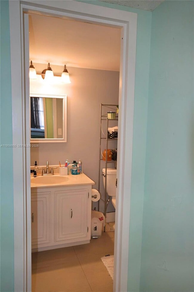 Building Photo - 800 Parkview Dr