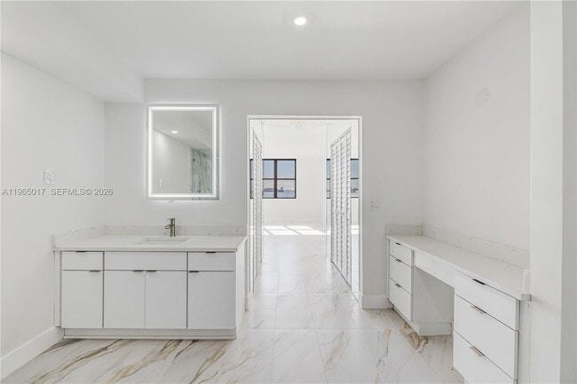 Building Photo - 1800 NE 114th St