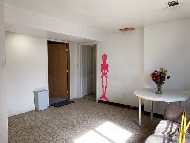 Building Photo - STUDENTS WELCOME! Sprawling 6 Bed / 3 Bath Home Near College and Drake