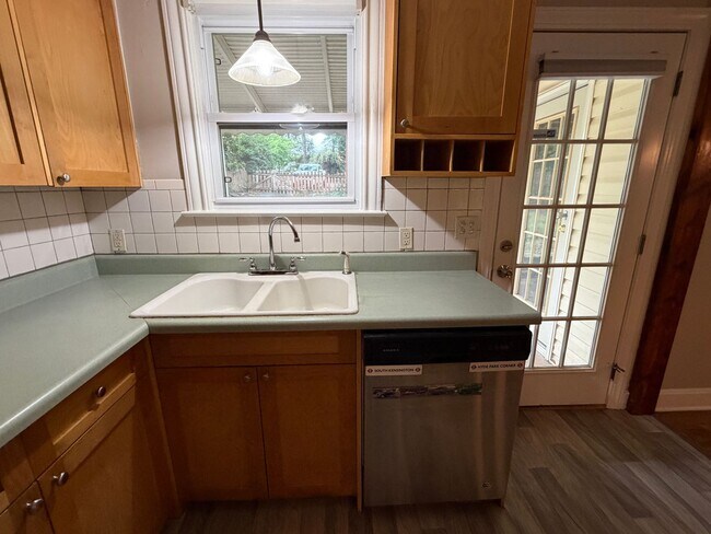 Building Photo - AUGUST RENT SPECIAL! 2 Bed, 1 Bath Home Available in Greenville