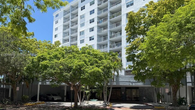 Building Photo - 6900 Bay Dr