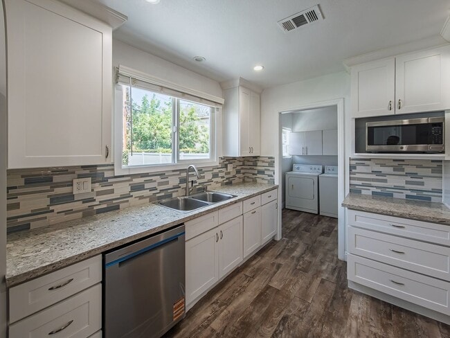 Building Photo - Elegant 3BD/2BA Oasis in the Heart of Glen...