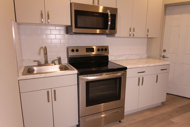 Building Photo - 1649 Pratt St