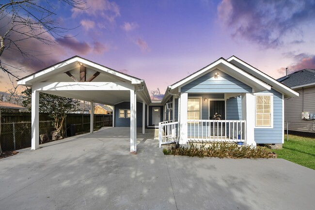 Building Photo - 215 St Charles Dr