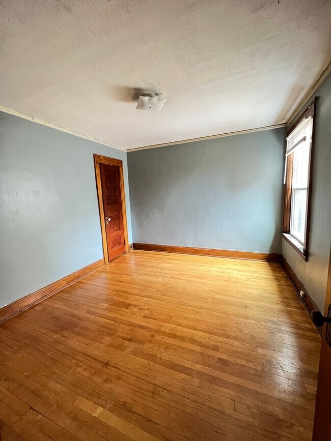 Building Photo - AVAILABLE JUNE - 4 Bed 1 Bath Townhome