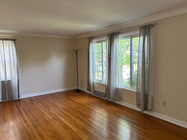 Building Photo - Spacious Colonial For Rent in Lyndhurst