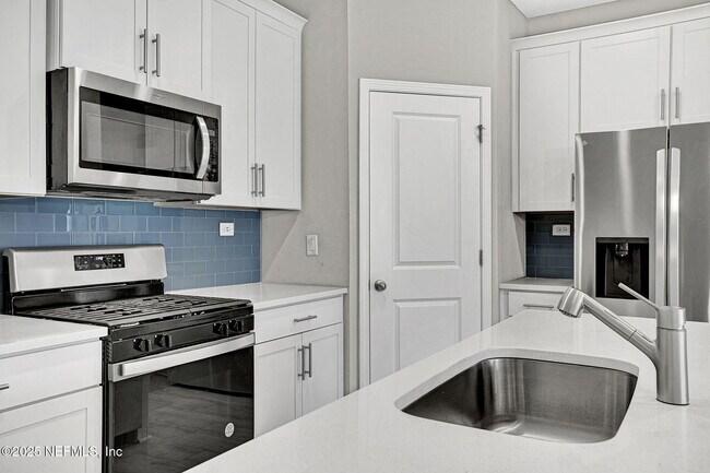 Building Photo - 469 Brandon Lks Dr
