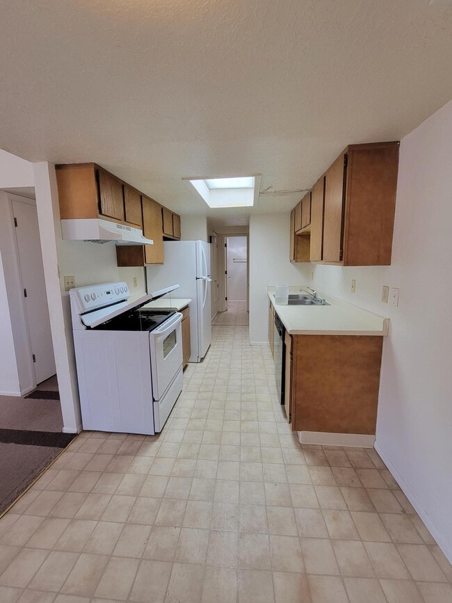 Building Photo - 2521 Chelwood Park Blvd NE