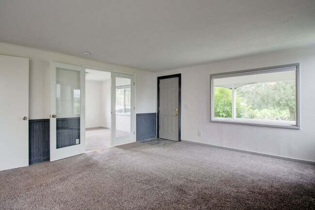 Building Photo - 3 bedroom/3 Bathroom House- In Town with Large yard