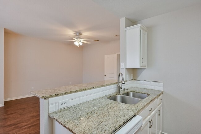 Building Photo - Mansfield 3/2 Duplex