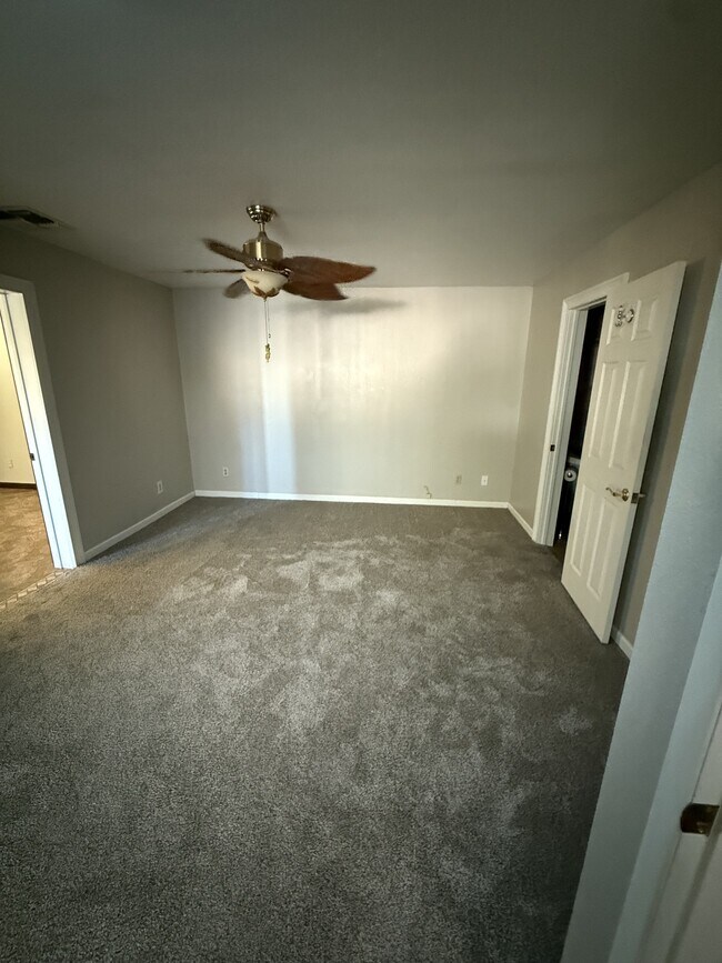 Building Photo - 422 Emery Dr