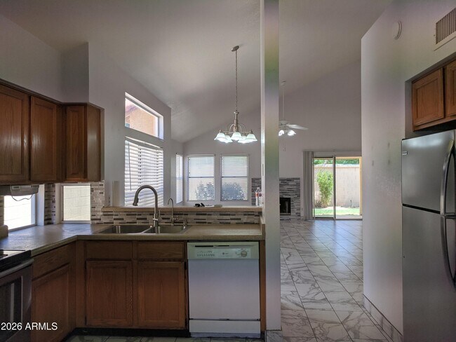 Building Photo - 1321 N Jamaica Way