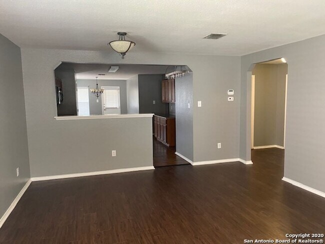 Building Photo - Great Floor Plan ~ Great Location ~ Lots o...